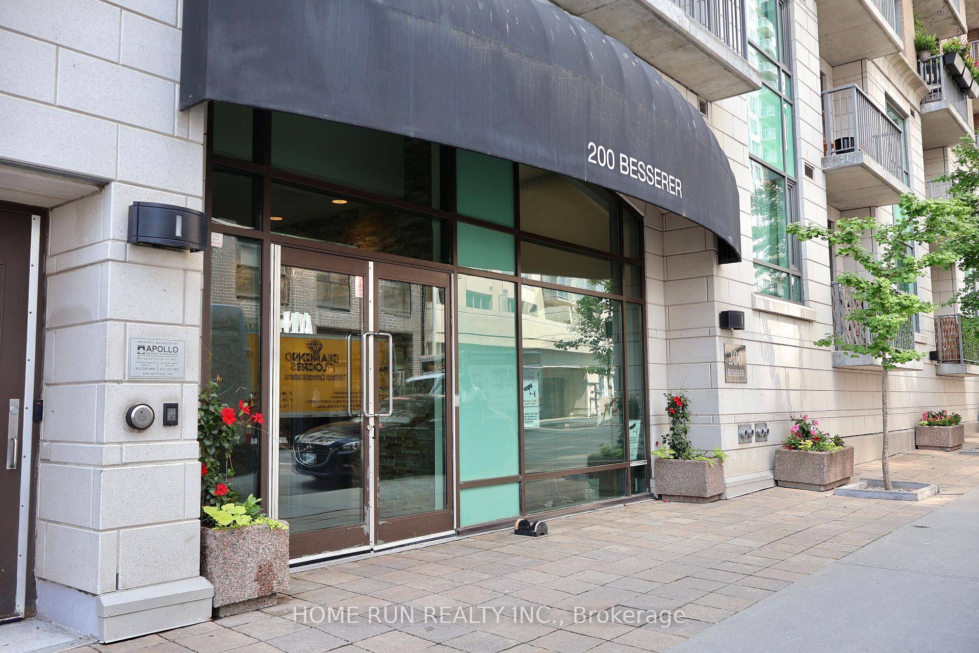 Welcome to this beautiful condo which offers 1 bedroom den in the highly desirable Galleria, perfectly located in the heart of downtown Ottawa.