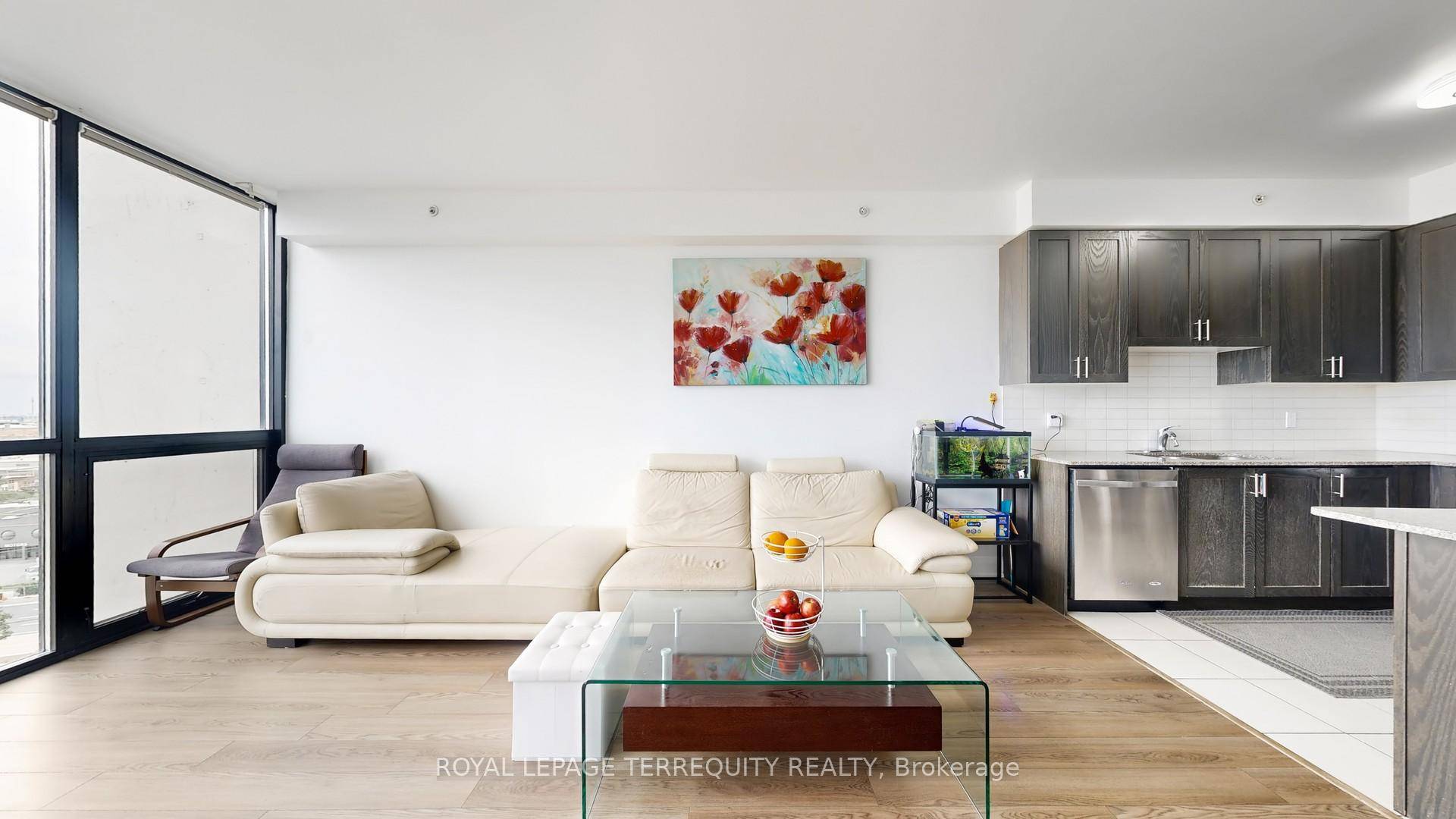Welcome to this bright and spacious 807 sq ft unit with southeast exposure and soaring 9' ceilings.