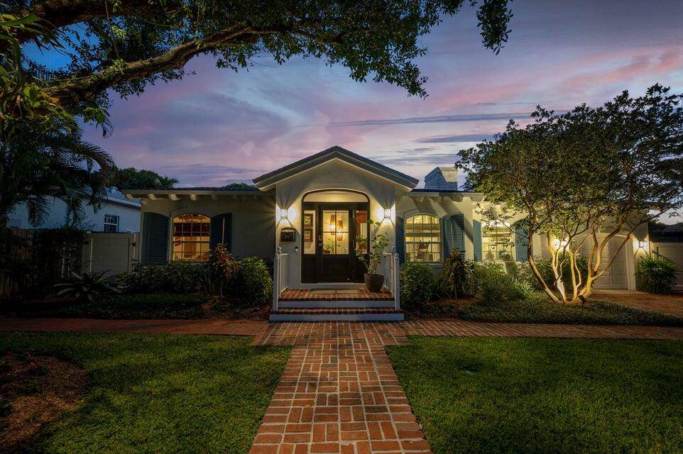 Amazing fully furnished home in the heart of Lake Ida available for 2025 26 season !