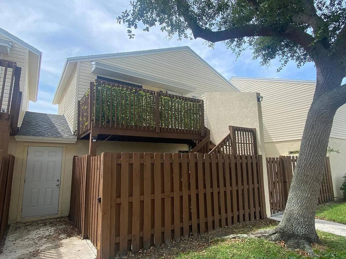Welcome to this charming apartment in downtown West Palm Beach.