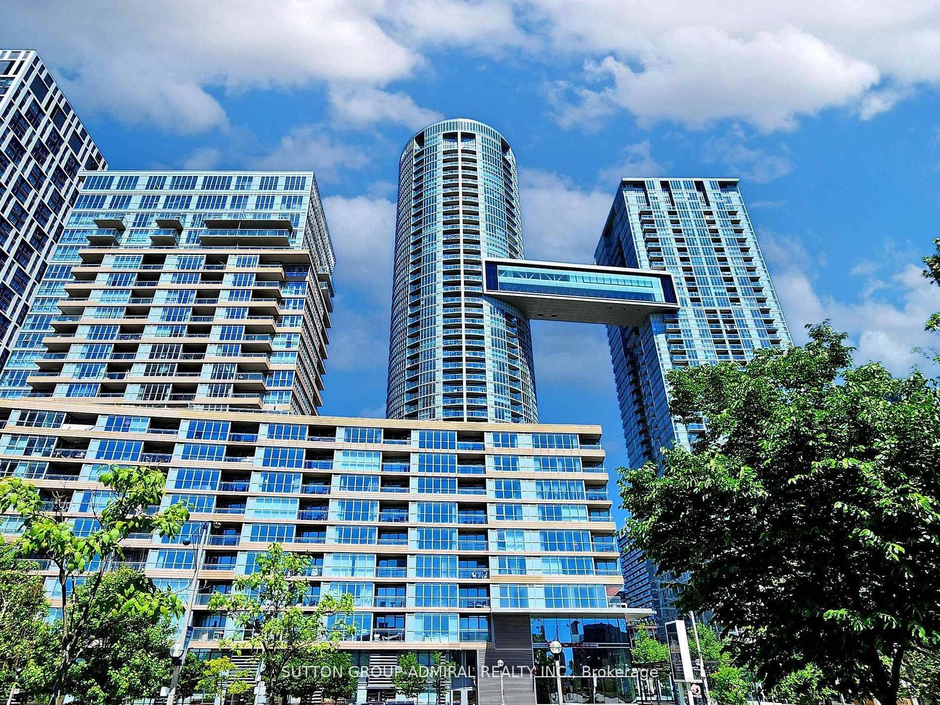 Experience modern downtown living at its best in this stunning and spacious one bedroom plus den condo !