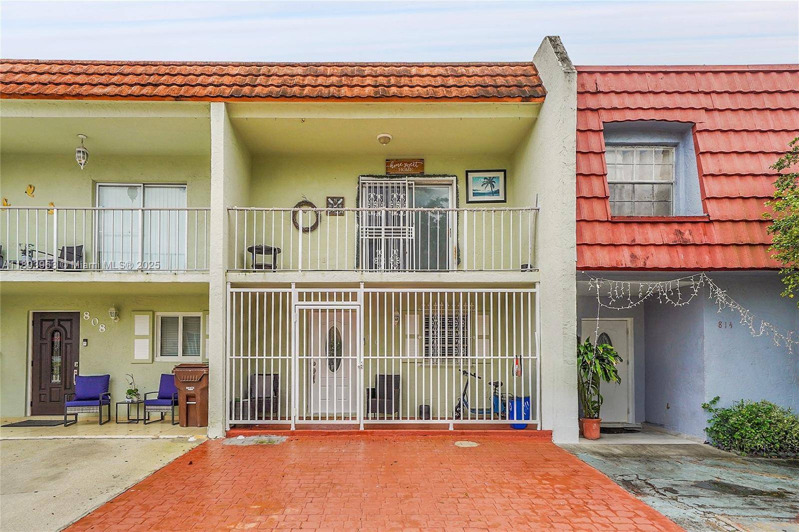 This spacious fee simple townhouse located in the heart of Hialeah is a great opportunity for first time homebuyers or investors.