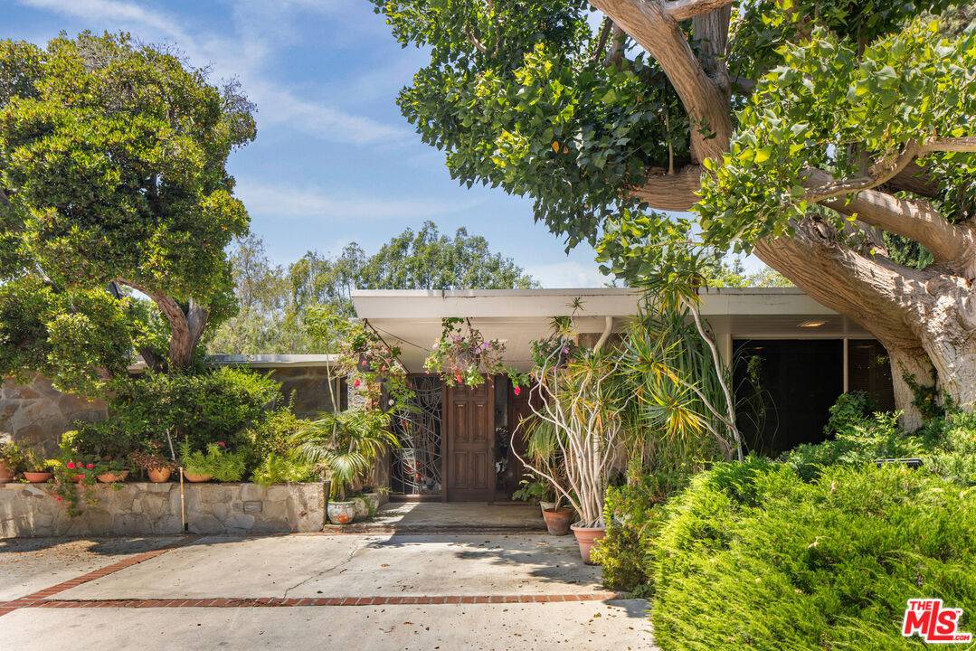 1018  N Crescent Dr 5.0 Beverly Hills LA