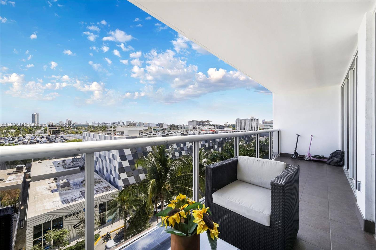 This spacious 2 bedroom, 2 bath of 1270 sqf enjoys a split floor plan.