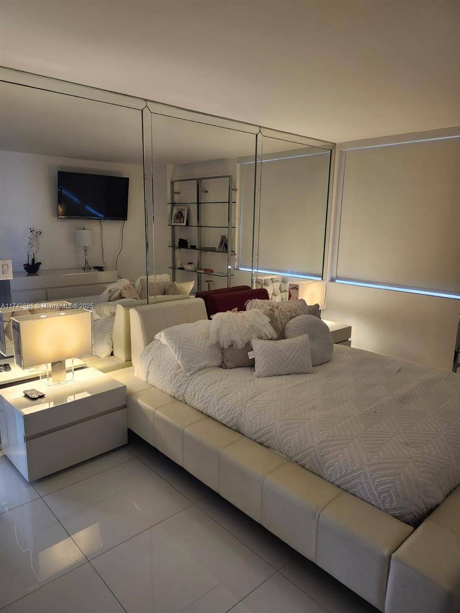 We welcome you to this stunning apartment in the heart of Miami Beach, fantastically remodeled with top quality style and design, two bedrooms and two bathrooms, living room and kitchen ...