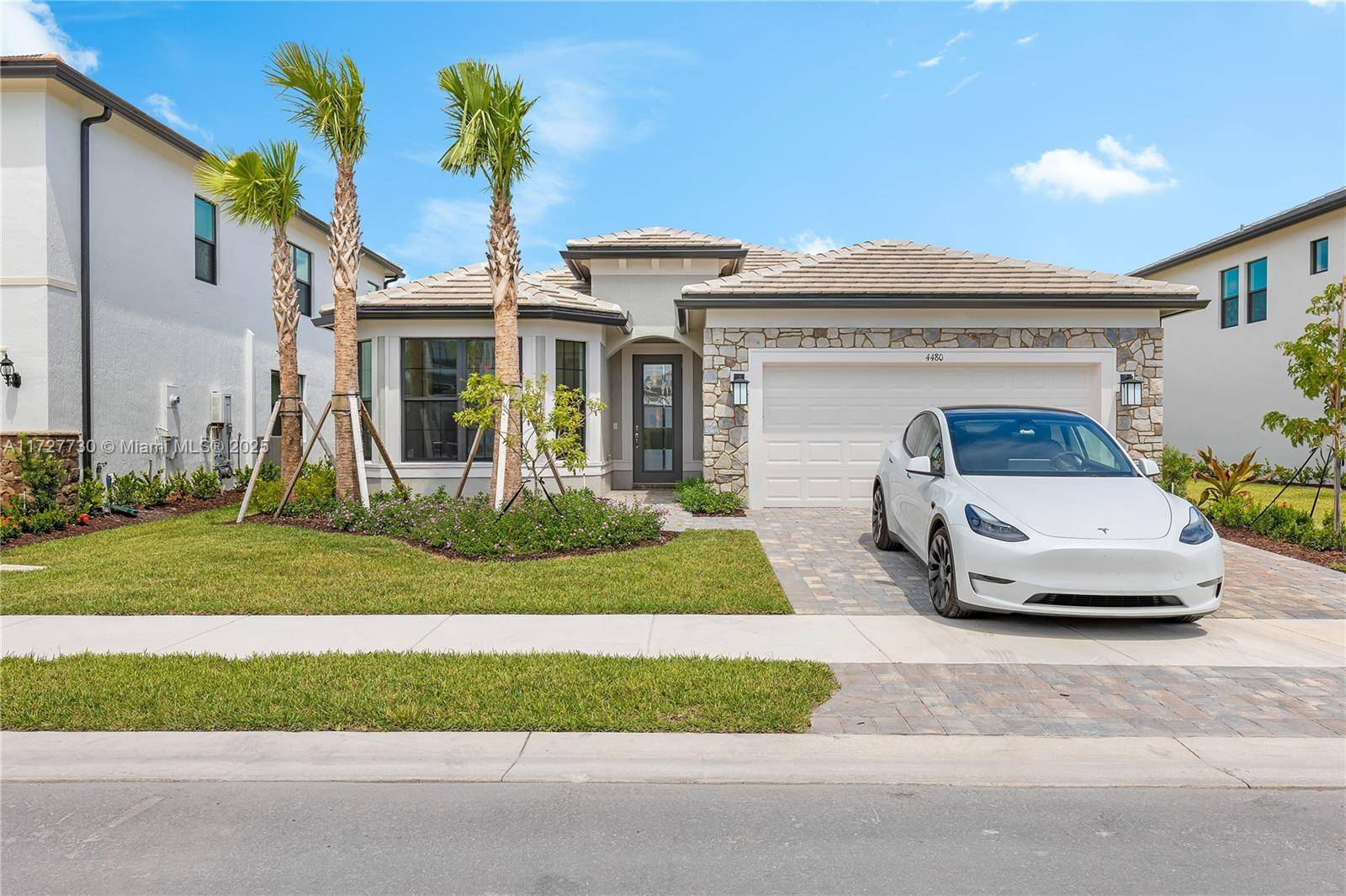 Beautiful new construction, 1 story just minutes from Fort Lauderdale Beach and las Olas !