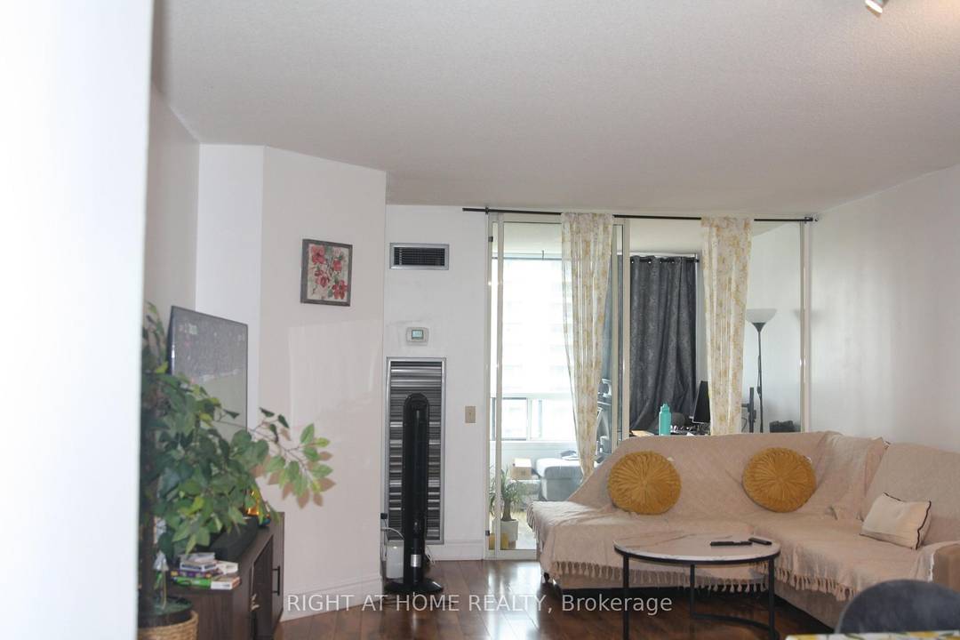Utilities Included Underground Access To Subway Spacious Renovated 1 Bedroom Large Solarium Office Space, South Facing, Completely Renovated, Unit Is Very Well Kept.