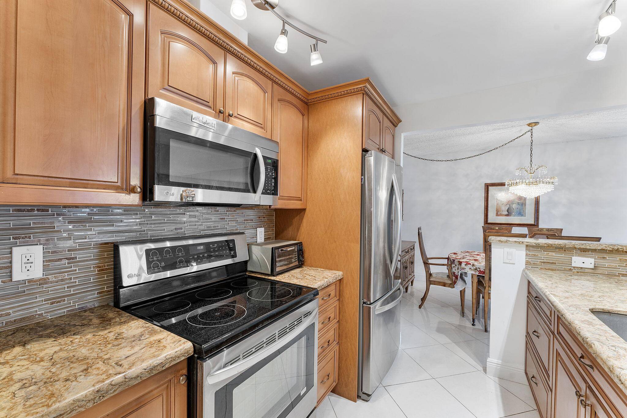 Beautifully maintained 2 2 in Pompano !