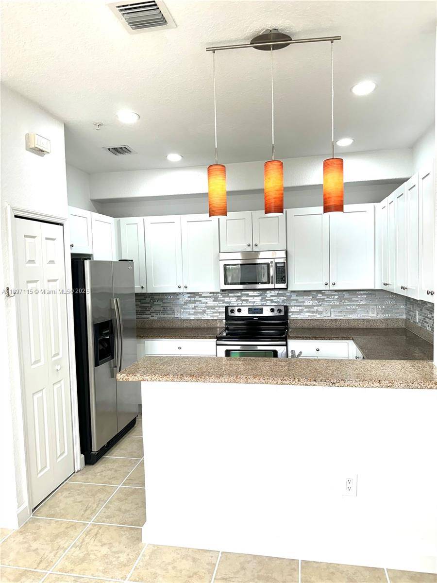 Location ! ! In The Fontainebleau Area, Las Sevillas Community Gated.