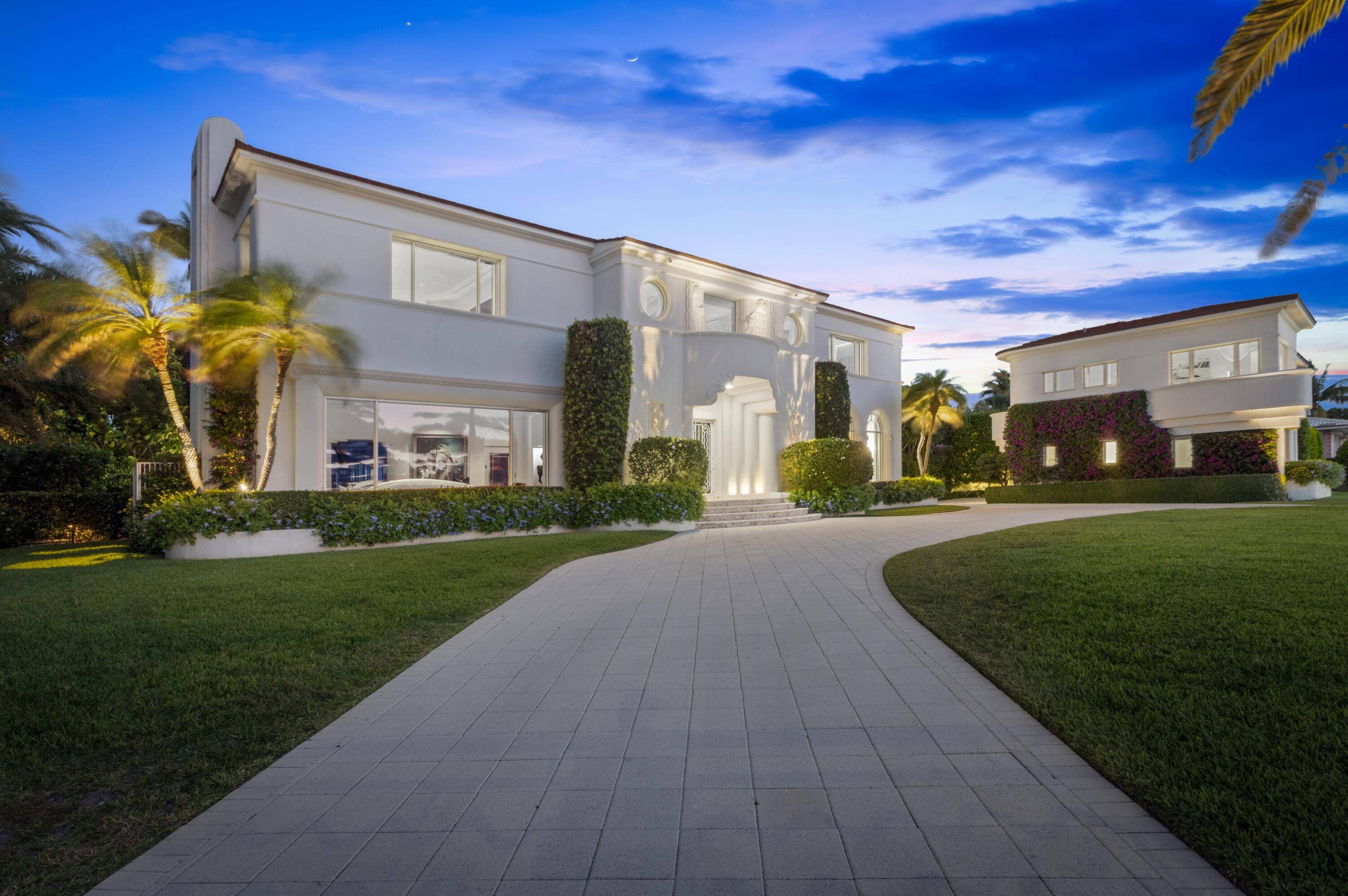 A stunning architectural Belford Shoumate legacy on the Intracoastal.