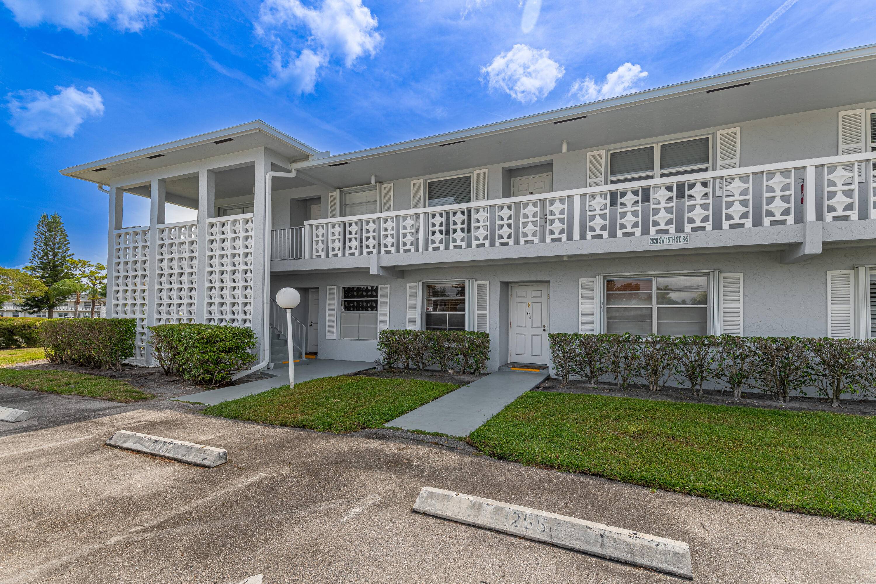 Cozy ''beach cottage'' style 2 Bedroom 2 Full Bath condo with a ''Bohemian'' touch.