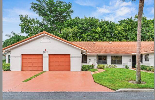 THIS 2 BEDROOM PLUS DEN, 2 BATH VILLA w 1 CAR GARAGE FEATURES HIGH CATHEDRAL CEILINGS MAKING THE HOME FEEL SUPER SPACIOUS !