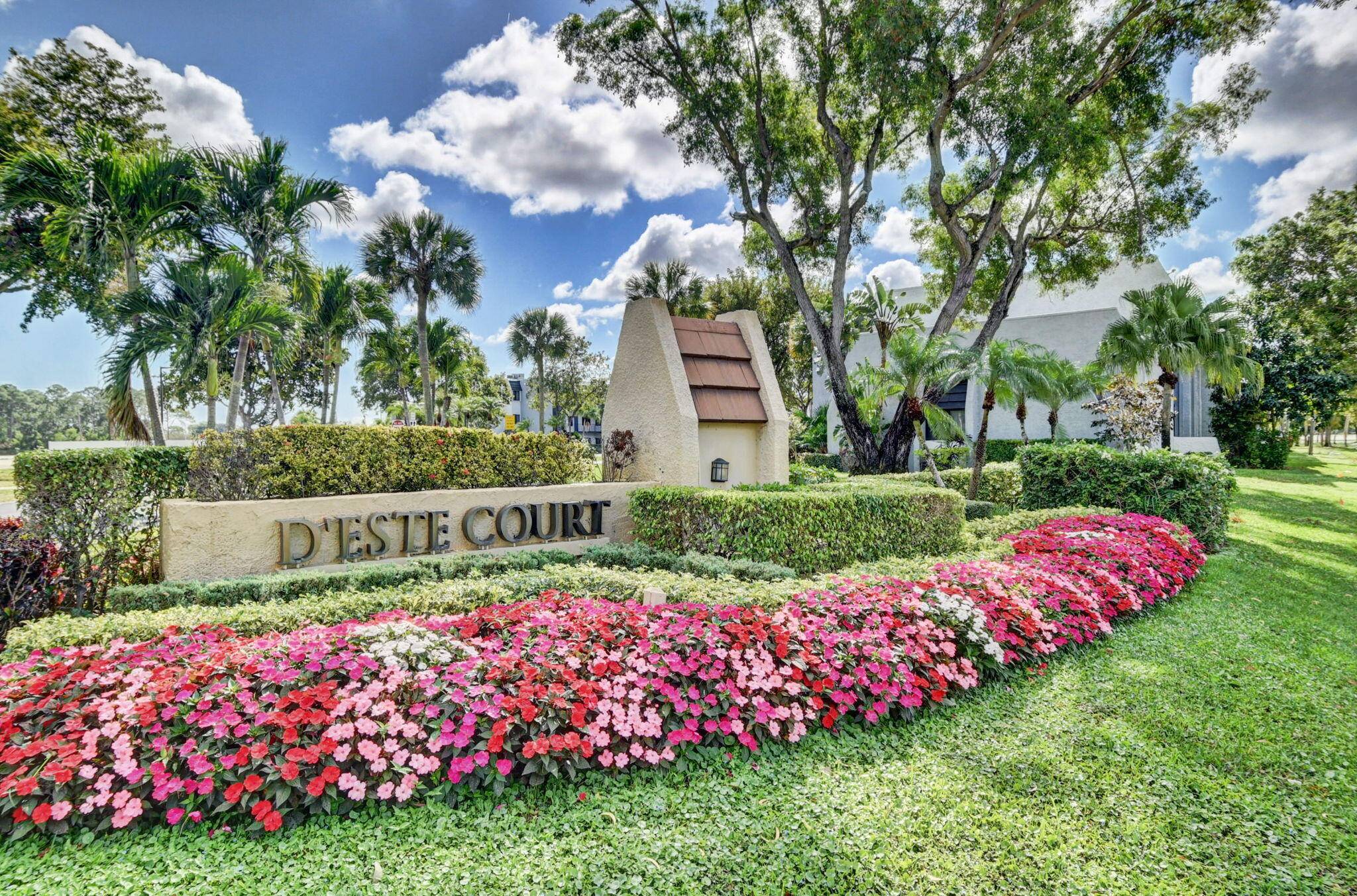 Charming Corner 1 1 Condo in Immaculate Condition with Upgrades Prime LocationAll ages welcome !
