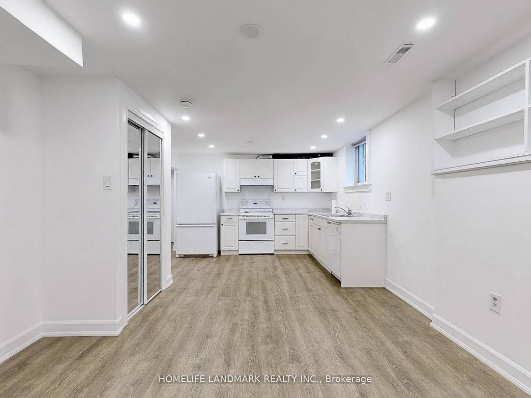 Welcome to this bright and upgraded 2 bedroom, 1 bathroom basement apartment located in the convenient and safe Bristol London neighbourhood of Newmarket.