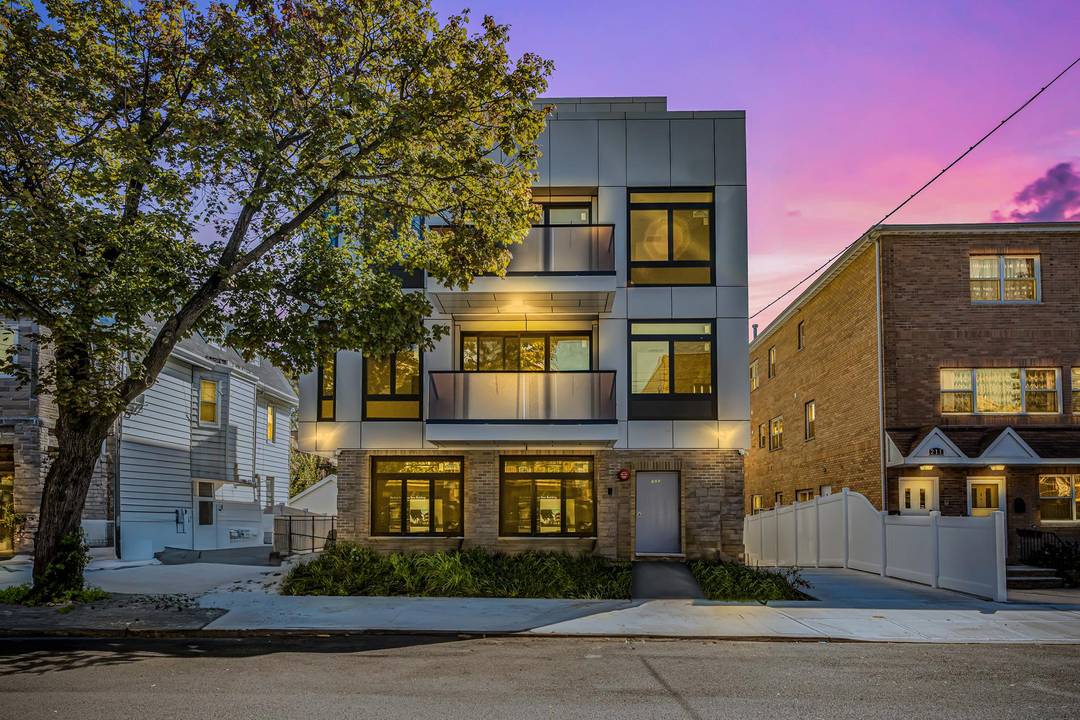 Welcome to this new prestigious Condo development with commercial graded building materials such as twelve inches steel beams, cement floor, and high quality aluminum frame on top of the brick ...