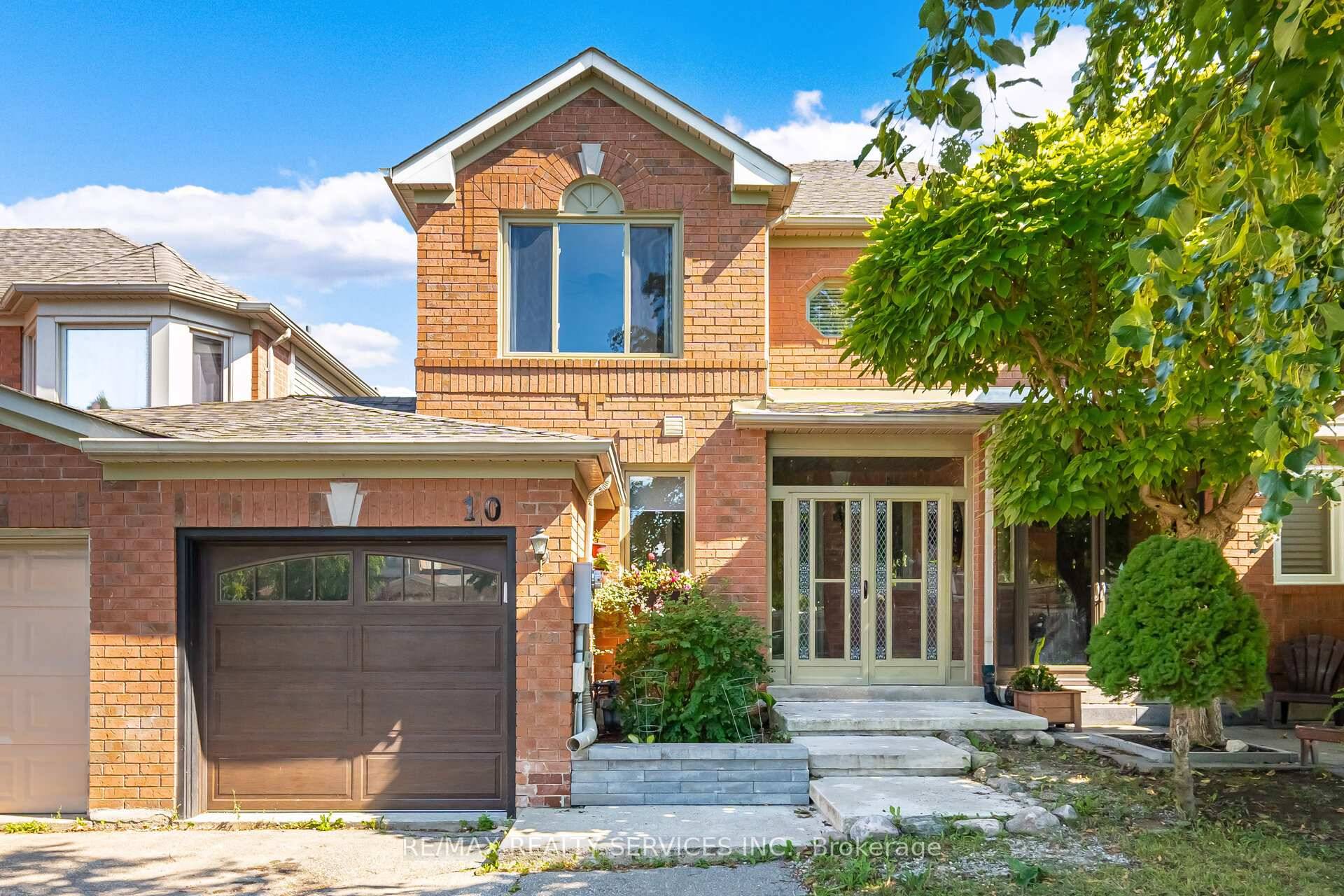 Stylish 3 bed, 3 bath linked semi detached home in desirable Heart Lake East !