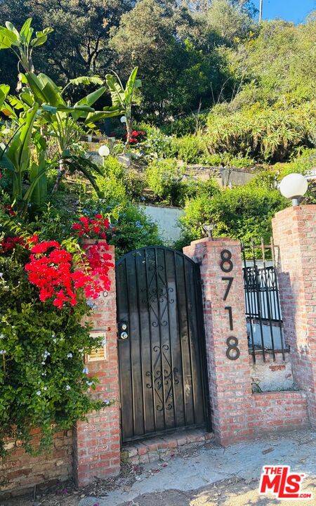 8718   Crescent Dr 3BR Hollywood Hills East La