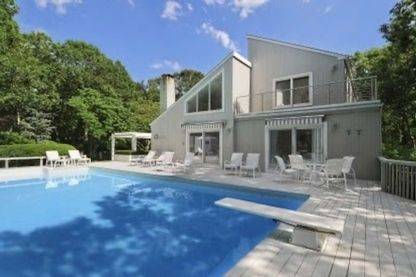 Bright Five Bedroom Contemporary!