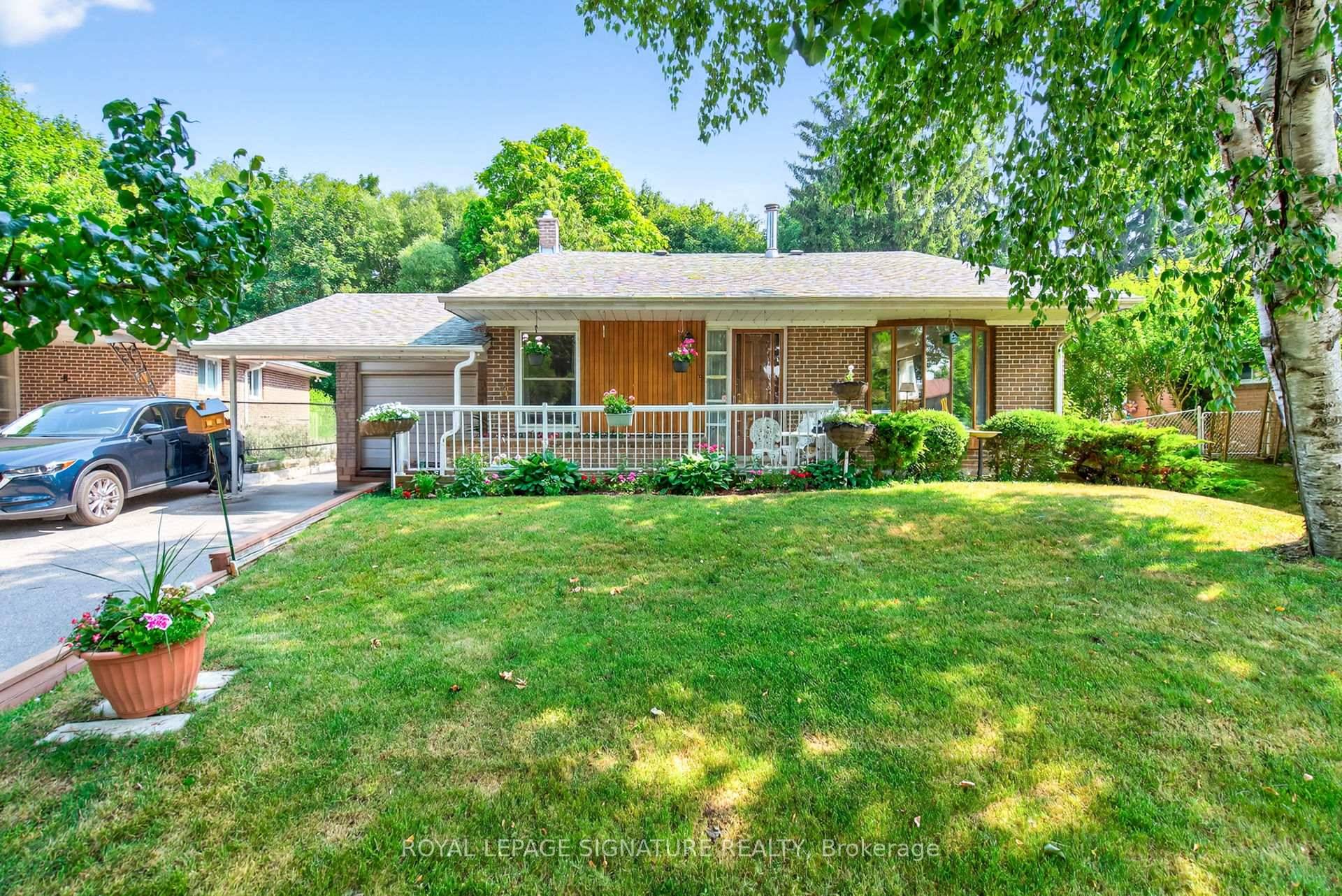 Welcome to 3 Samson Crescent A spacious 4 bedroom, 2 full bathroom bungalow backing onto a peaceful ravine, ready for a family to make it their forever home.