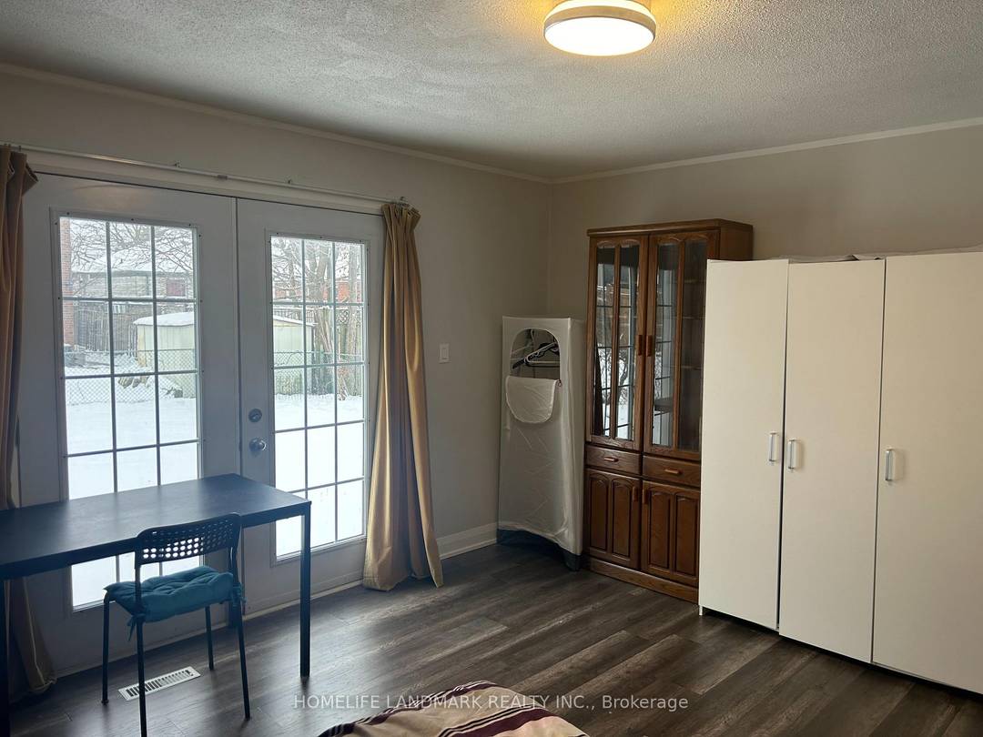 Clean, spacious, and fully furnished room available for rent in a quiet and safe neighborhood.