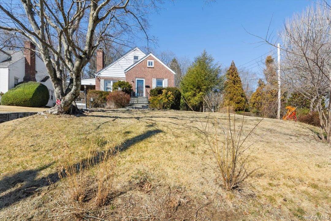 Welcome to 10 Taft Lane, a well maintained 3 bedroom, 2.