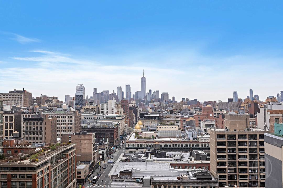 Apartment 19C in Chelsea Stratus boasts open, breathtaking views of Manhattans iconic skyline, including both Madison Square Park and the Hudson River.