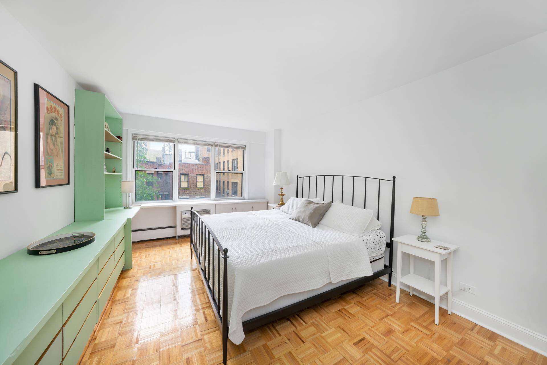 Let there be light ! This large south facing one bedroom apartment can't be beat.