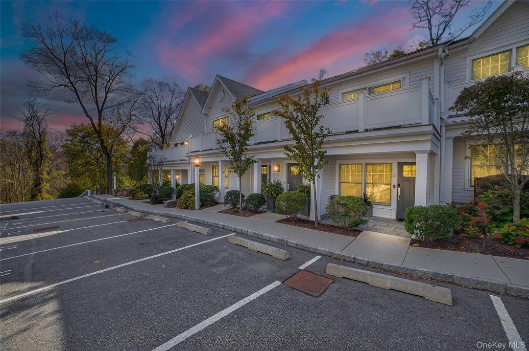 Turn key Beautiful condo in the Heart of Armonk.
