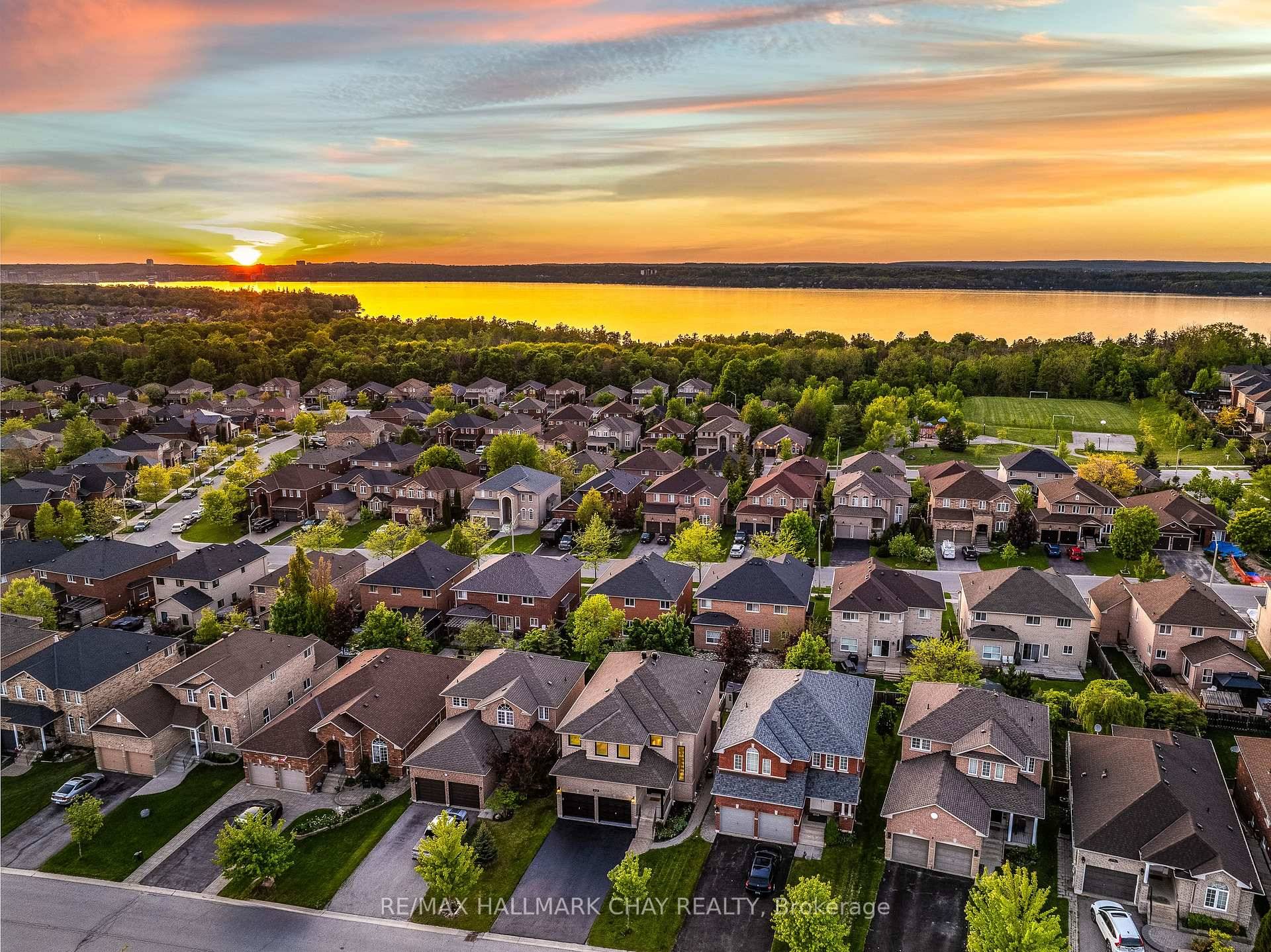 All Brick, Well Maintained 5 Bedroom Family Home In One Of Barrie's Best Neighbourhoods !