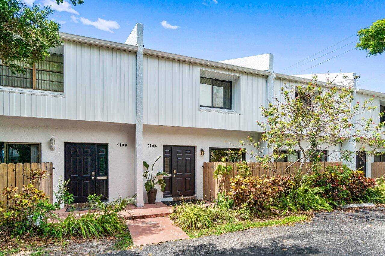 This beautifully remodeled, designer inspired townhome, nestled in one of Lighthouse Point's most coveted locations, exudes an organic, soulful charm that effortlessly blends natural elegance with modern comfort.