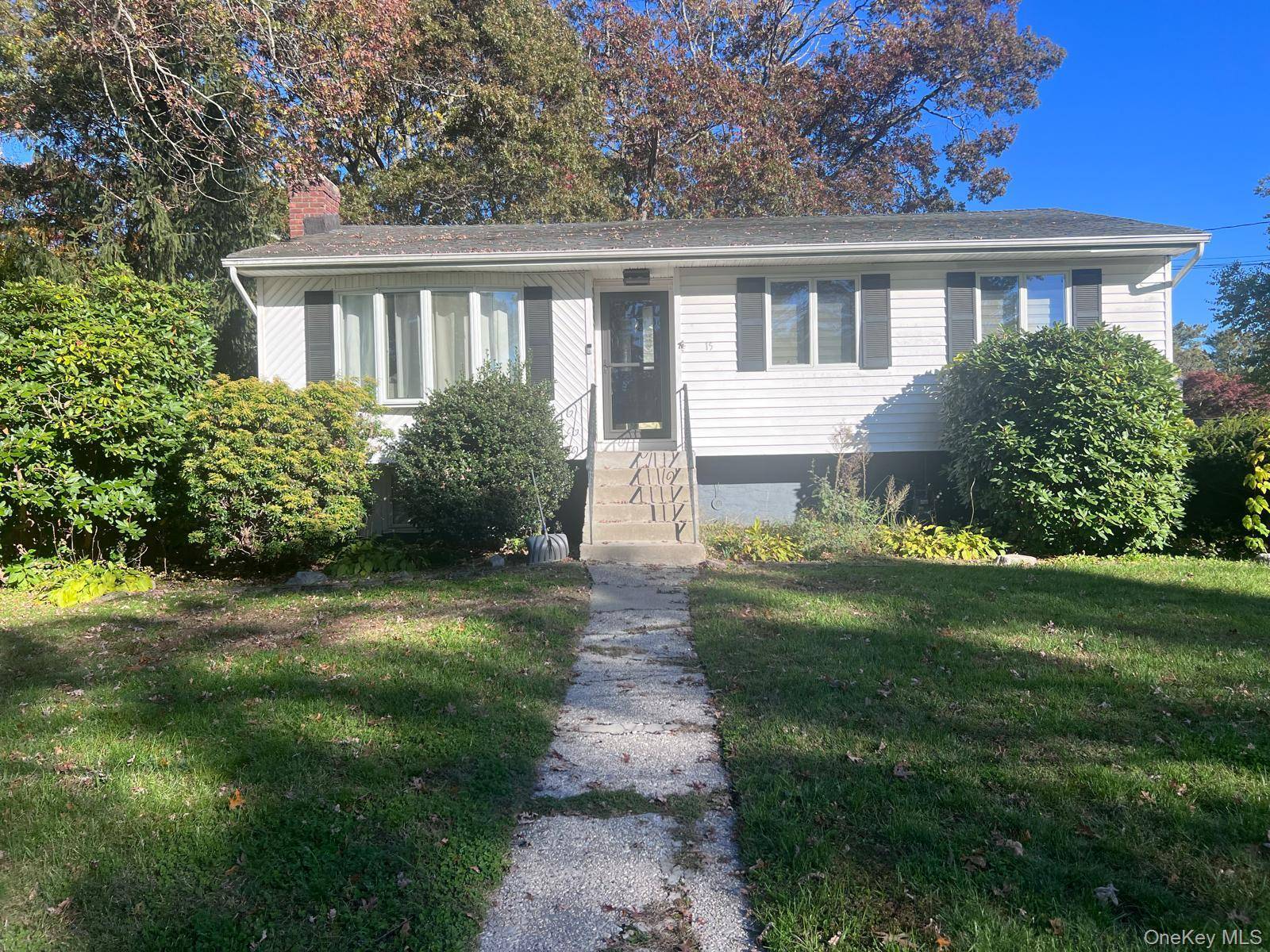 Move right into this charming Splanch in great condition a wonderful choice for first time homeowners !