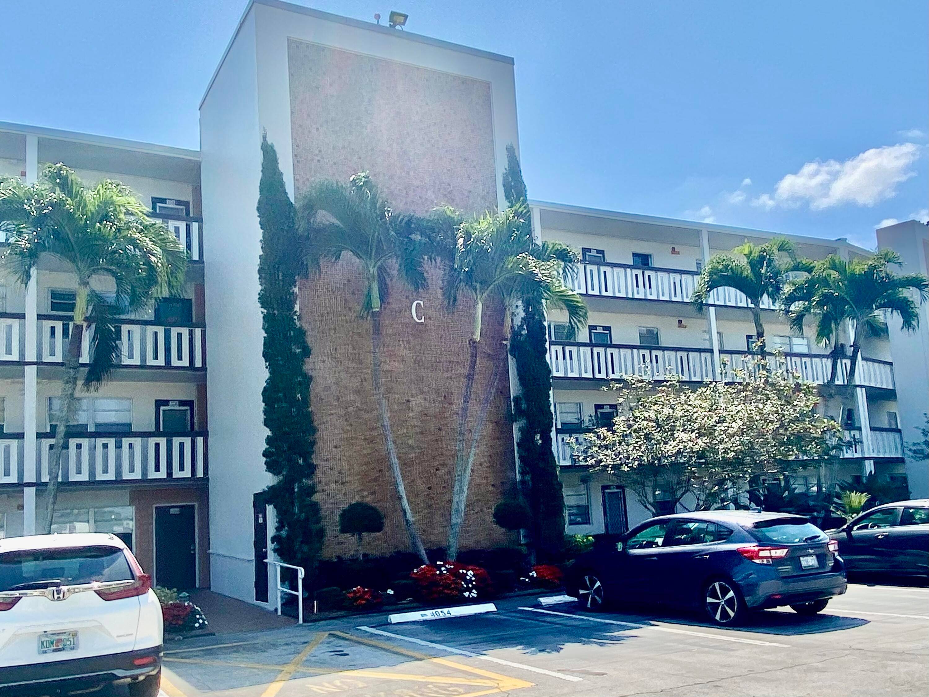 DESIRABLE UPGRADED 2 BEDROOM, 2 FULL BATH UNIT STAINLESS APPLIANCES GRANITE COUNTERTOPS GRANITE AND MARBLE BATHS FRESHLY PAINTED NEW WATERPROOF FLOORS IN BEDROOMS TILED ENCLOSED LANAI OVERLOOKS TRANQUIL LAKE FACES ...