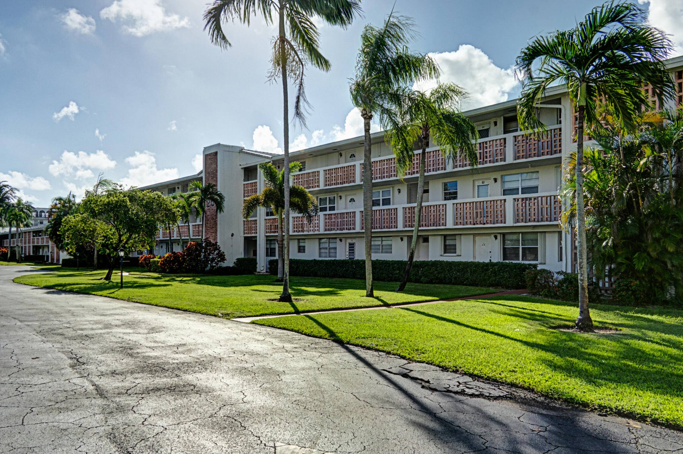 Priced To Sell ! This Well Kept 1 Bedroom and 1 Bath Condo Located Within An Active 55 Adult Community.