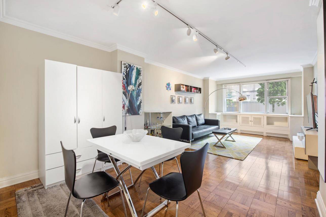 WELCOME HOME ! Move right into this lovely 1bd 1ba home in the heart of the Upper East Side.