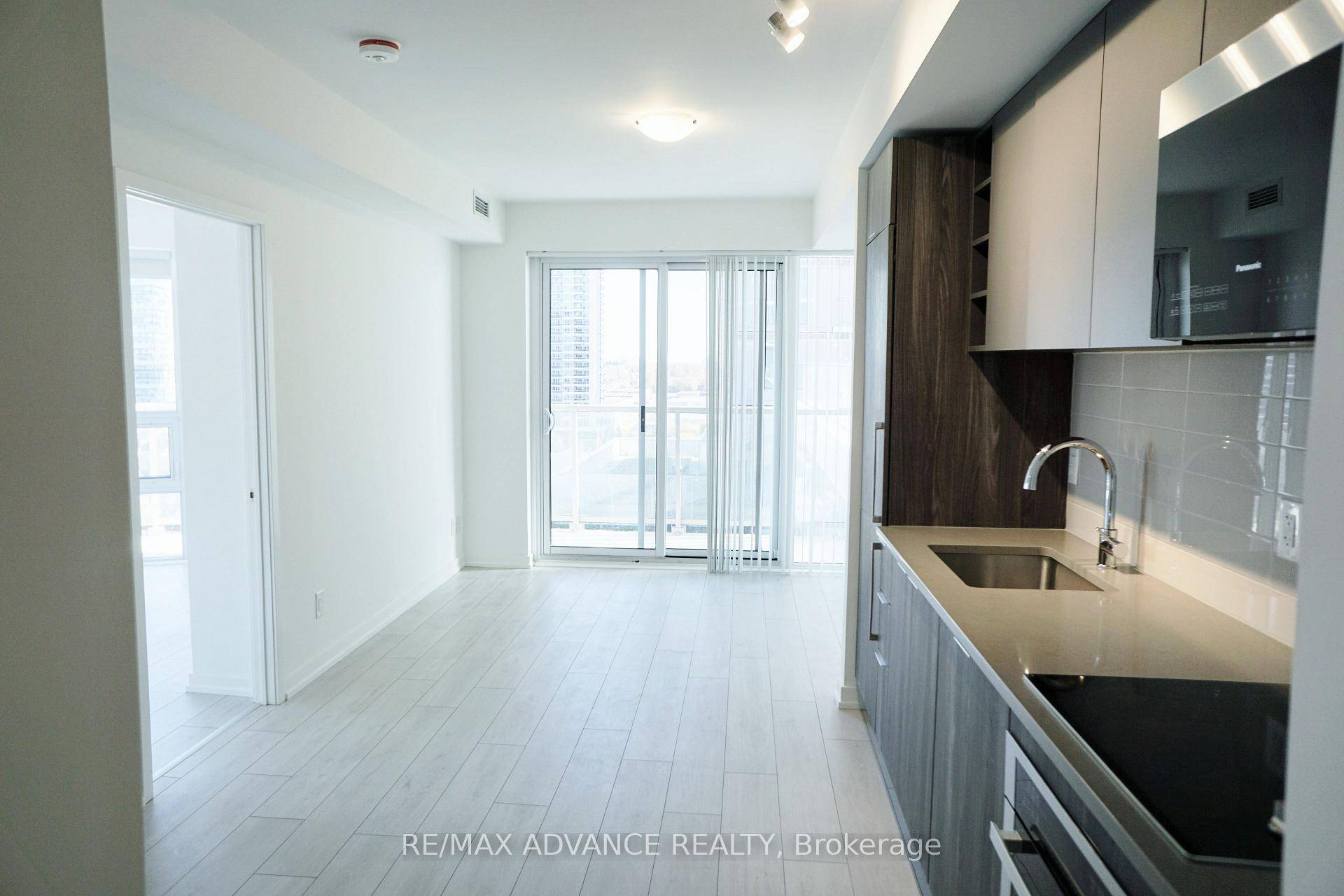 Discover this sought after 2 bedroom, 2 bathroom suite in the vibrant Agincourt South Malvern West community, just steps from Kennedy Rd amp ; Hwy 401.