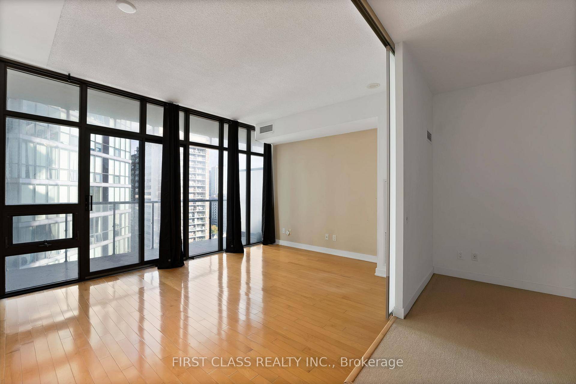 Enjoy luxurious living in this 1 bedroom suite at Casa Condos, perched on the 15th floor with stunning east facing views.