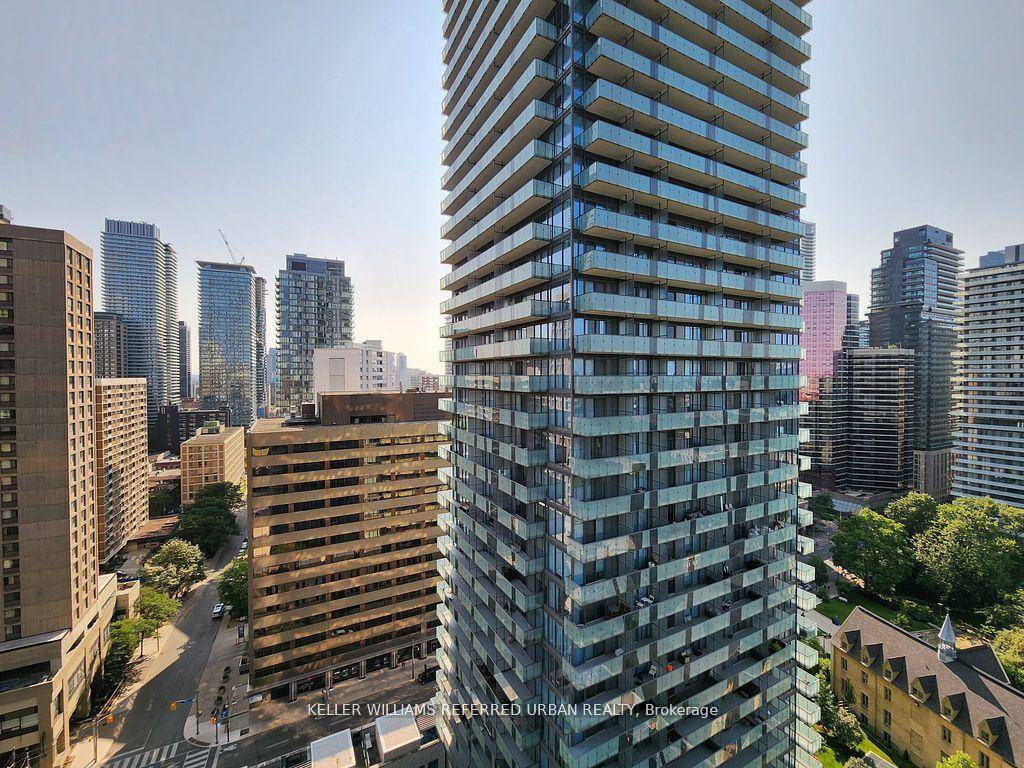 Welcome to this stylish studio suite in the heart of the city !