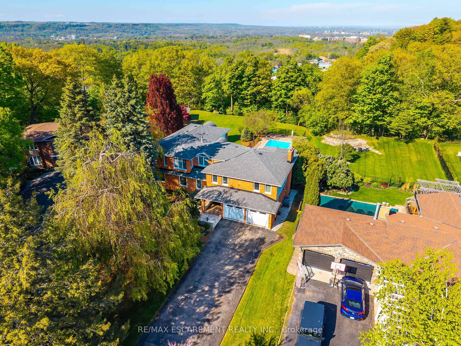 Discover your dream home in prestigious Ancaster Heights !