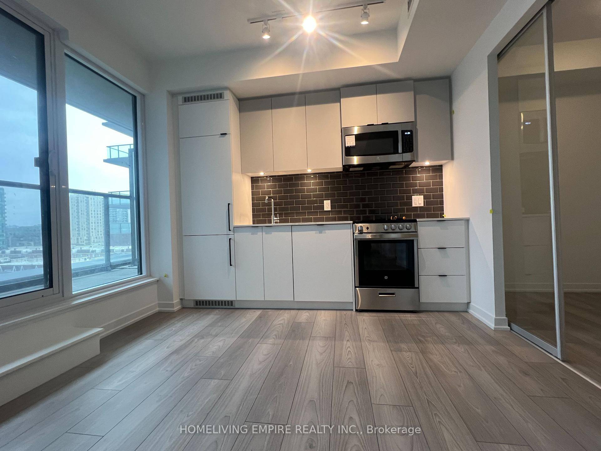 Welcome to this Brand New Clear View 1 Flex with 2 Full Washrooms Flex room can fit Queen size bed in the Heart of South Parkdale, right at King Street ...