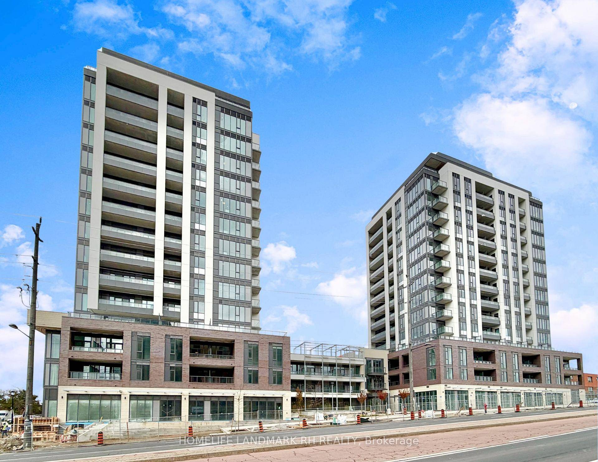 Bright and Spacious South facing 1 Bedroom Den Can be used as second bedroom unit outstanding Newmarket Location steps to Southlake General Hospital !