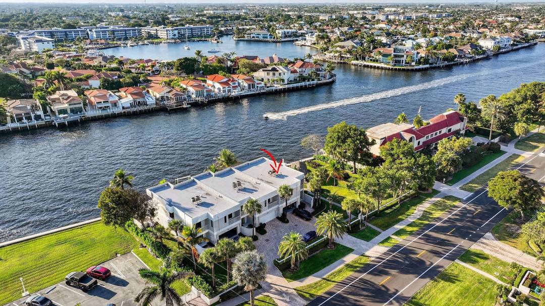 Enjoy a rare and unique Townhouse Lifestyle, best described as relaxed, elegant, modern and sophisticated, with breathtaking views !