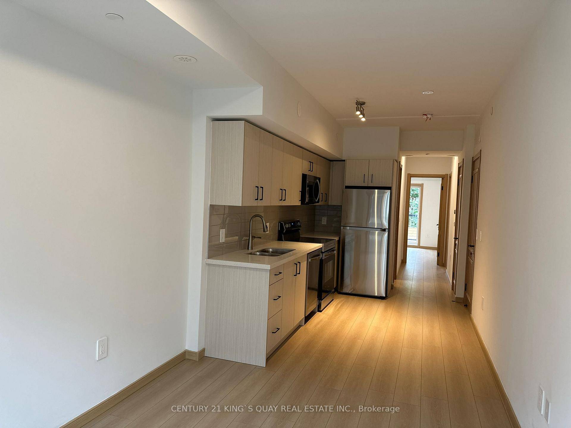 Bright amp ; Spacious 2 Bed 2 Bath Stacked Townhouse With Parking !