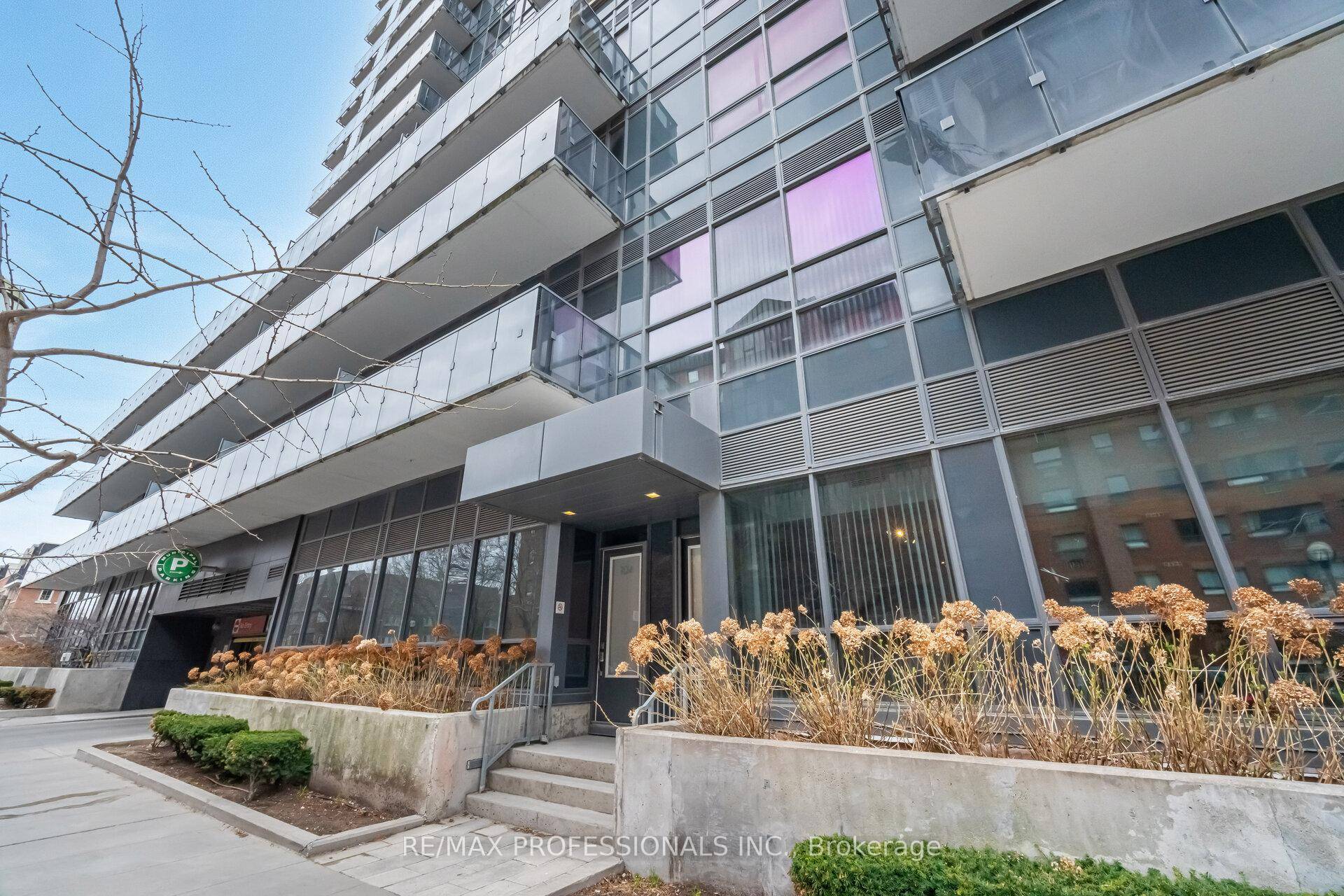 REMARKS FOR CLIENTS CLICK ON MULTIMEDIA LINK FOR FULL VIDEO TOUR Welcome to 1030 King Street West in the highly desirable and very trendy King West area of Downtown Toronto.