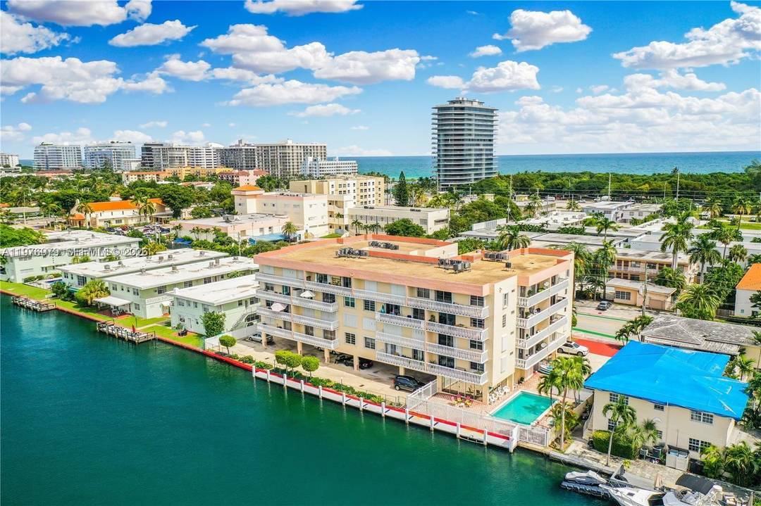 Stunning Remodeled 2 Bedroom, 2 Bathroom Condominium with Intracoastal Views This completely remodeled 2 bedroom, 2 bathroom condominium has been priced to sell and offers the perfect blend of modern ...