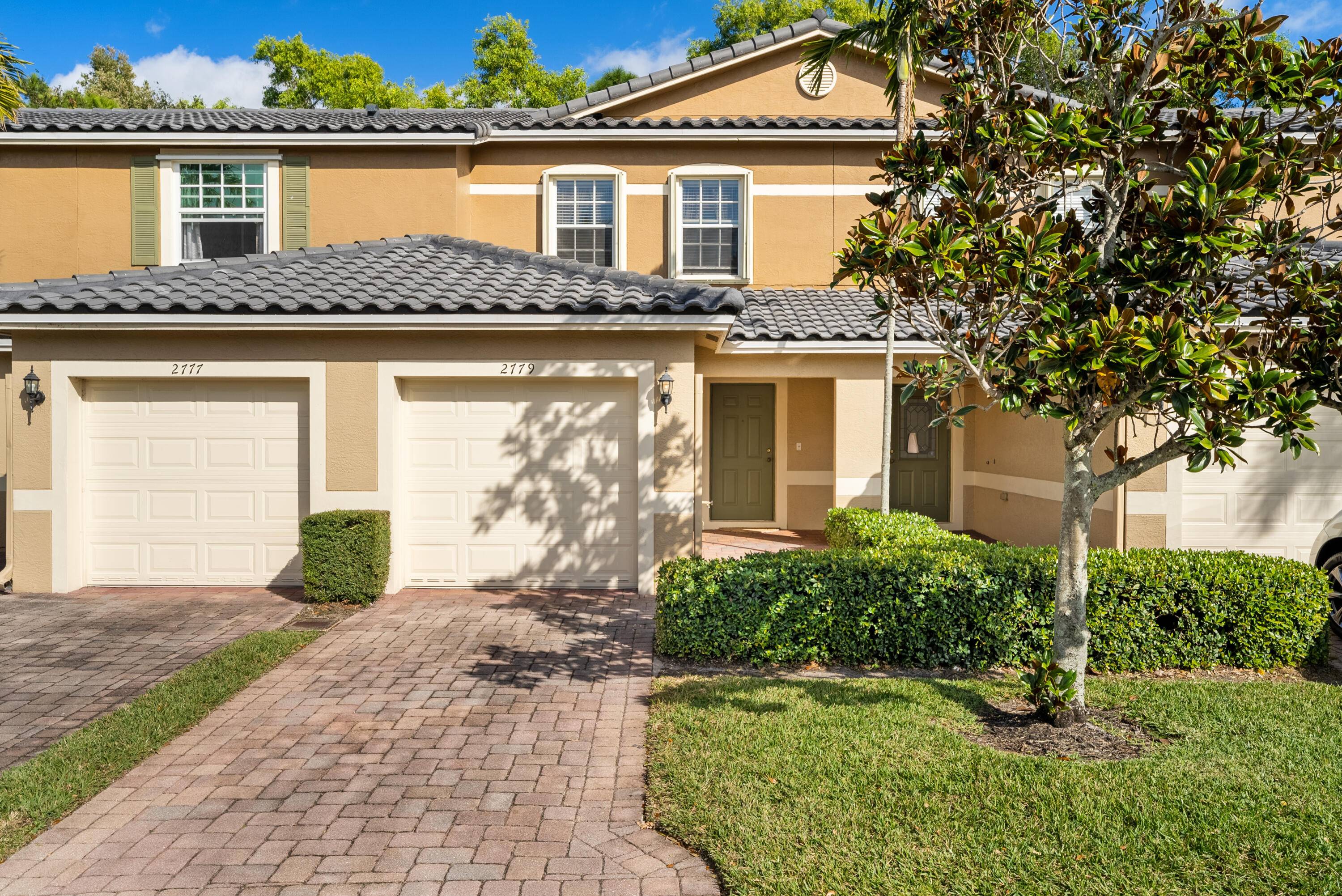 Move in ready townhouse close to downtown !