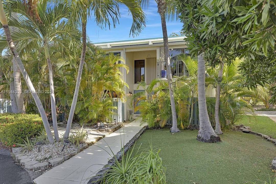 ANCHOR IN PARADISE 4 BEDROOM, 2 BATH IN ISLAMORADA EXECUTIVE BAY CLUB, THIS IMMACULATE CONDO WILL CONVEY FULLY FURNISHED ALL COMPLETELY RENOVATED amp ; UPDATED W HURRICANE IMPACT WINDOWS, SLIDING ...
