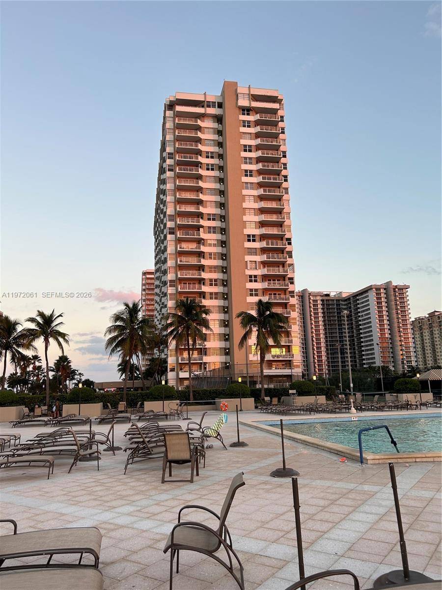 1 1 1 Luxurious apartment for sale at the Hemisphere building in the city of Hallandale Beach !