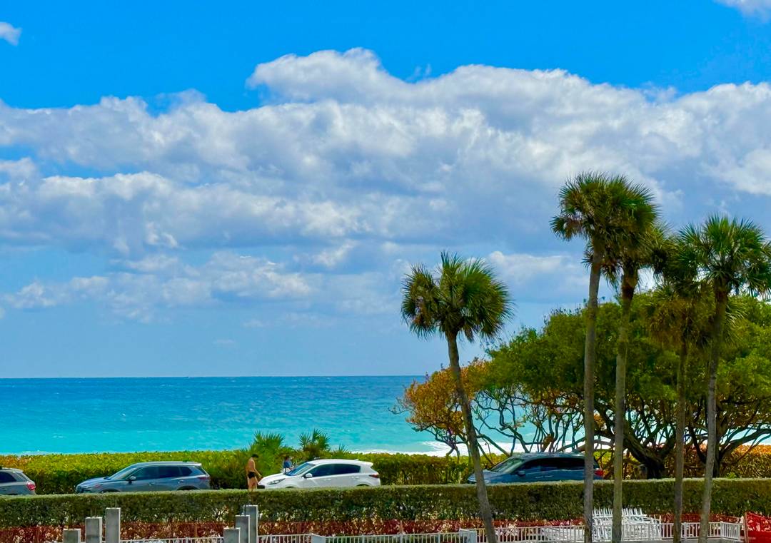Wake up to the ocean and the beach !