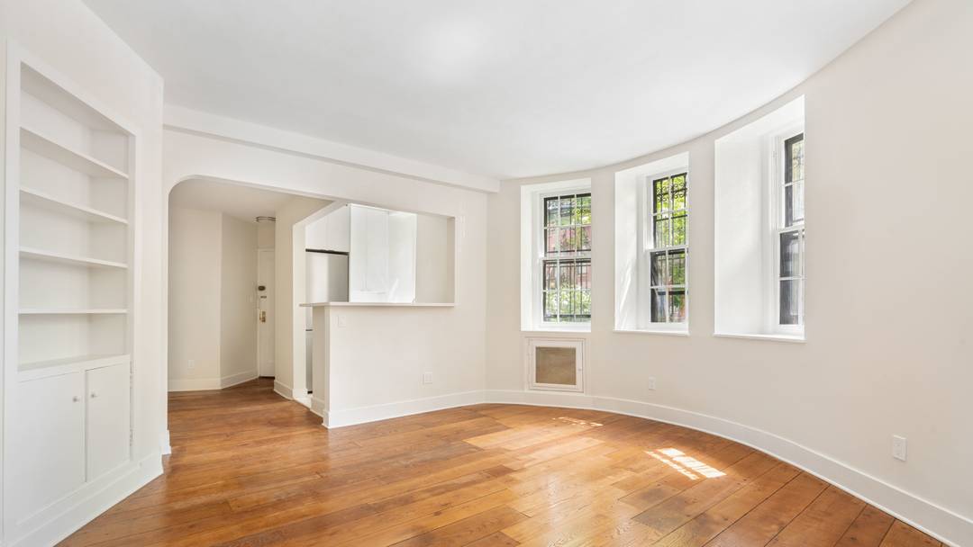 Entrance at 51 Pierrepont Street for this Maisonette 1 Bedroom apartment on the corner of Pierrepont and Hicks Streets, located in the Florence Court co operative at 187 Hicks Street.