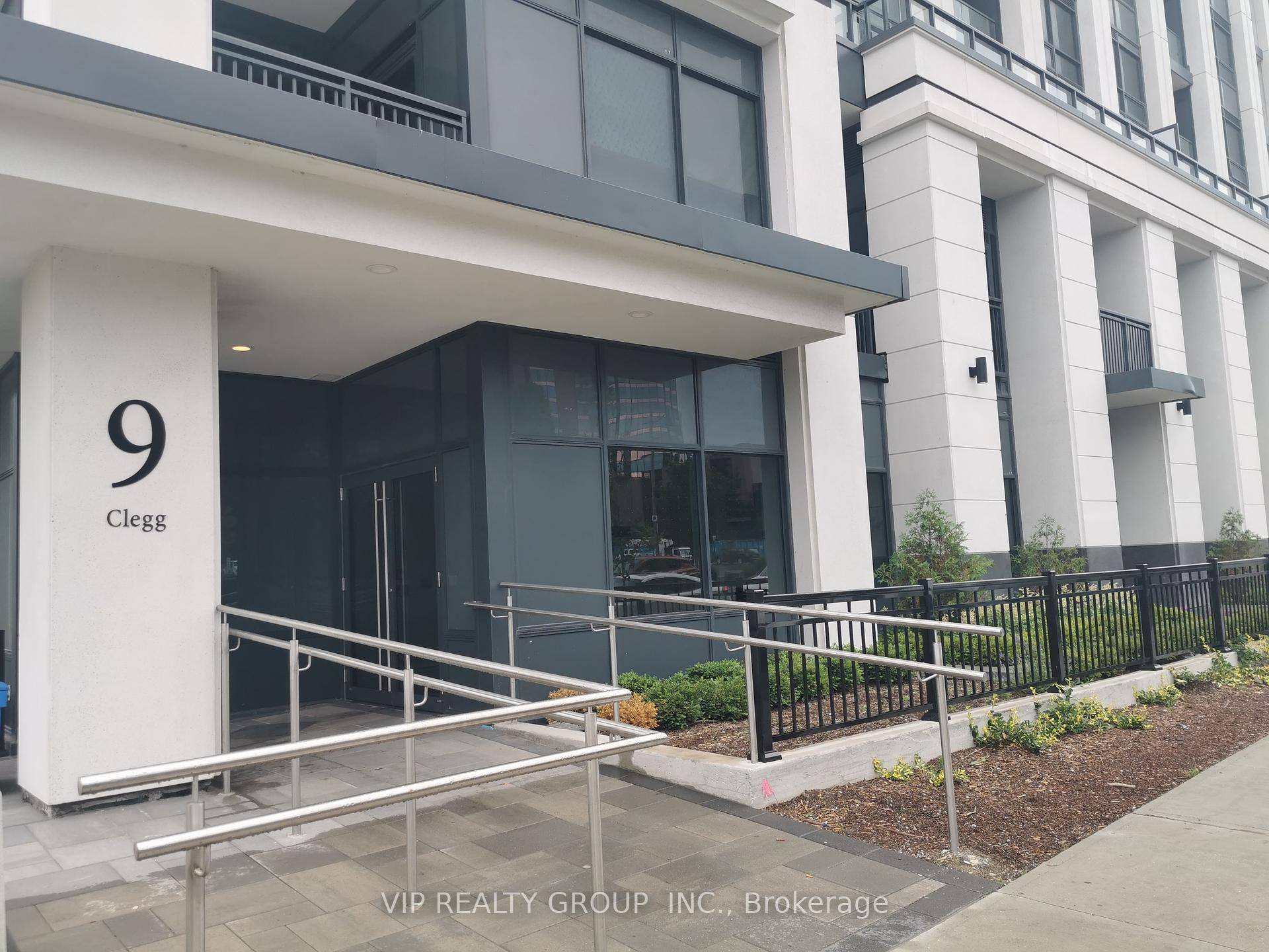Welcome to Vendome Condominium, located at the highly sought after Unionville area of Markham, This one bedroom den unit comes with TWO full bathrooms, open living and dining area, quartz ...